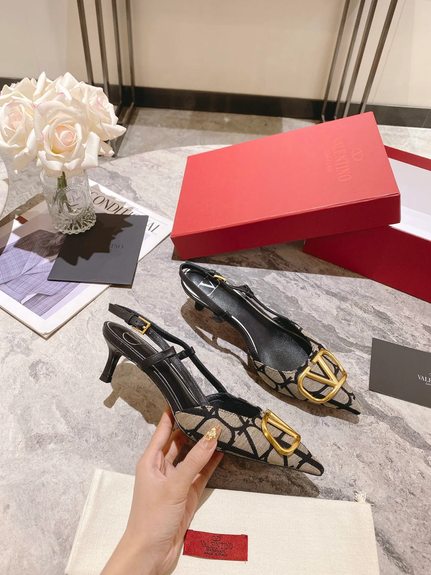 👟👟Ex-factory price 440👟👟 Genuine leather sole +40 Top version 𝑉𝐴𝐿𝐸𝑁𝑇𝐼𝑁𝑂 Valentino 2023 spring and summer new women's 5⃣️color empty back sandals The unique [V logo fabric printing pattern] brings out a full sense of high-end, and the new season will live up to expectations! Worth buying★Absolutely high-grade❥Original method, Absolutely sensual❥Elegant style, creating a different feeling, simple and elegant style!  Code number: 35-41 (34-42 customized) Fabric: Fabric printed cloth Lining: Sheepskin lining Heel height: 3 options 5cm-8cm-10cm Leather outsole Rubber outsole